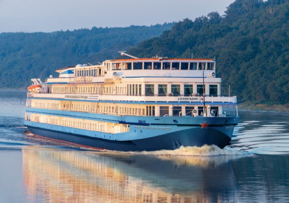 Теплоход «Огни большого города»